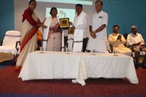युवा वैज्ञानिक के माता-पिता को किया सम्मानित