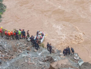 भूस्खलन की चपेट में आई दो बसें नदी में बही, 65 यात्री लापता