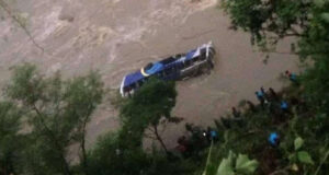 भूस्खलन की चपेट में आई दो बसें नदी में बही, 65 यात्री लापता