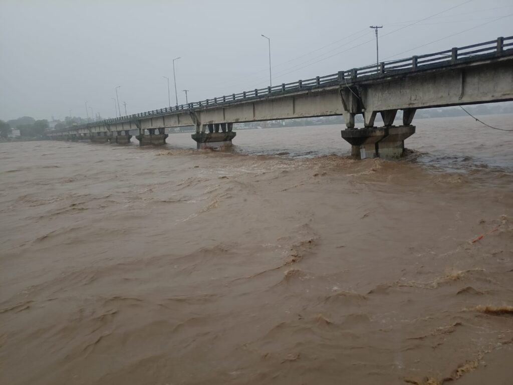 कोयल और अमानत नदियां उफान पर, निचले इलाकों में बढ़ा खतरा