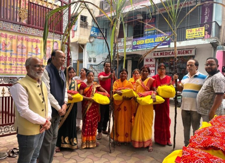 श्री चैती दुर्गा पूजा महासमिति ने छठ व्रतियों के बीच बांटी पूजन सामग्री