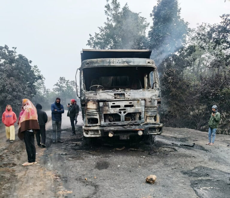 उग्रवादियों ने पांच ट्रकों में लगा दी आग, दी धमकी