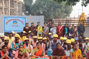 स्वर्णरेखा महिला समिति ने श्रमिकों को वितरित की गर्माहट