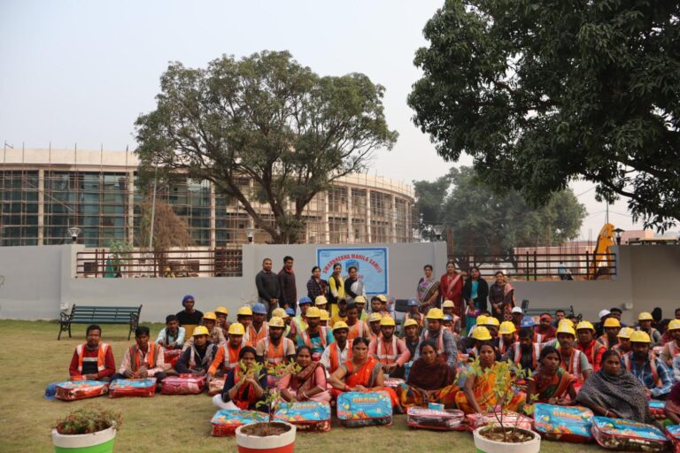 स्वर्णरेखा महिला समिति ने श्रमिकों को वितरित की गर्माहट