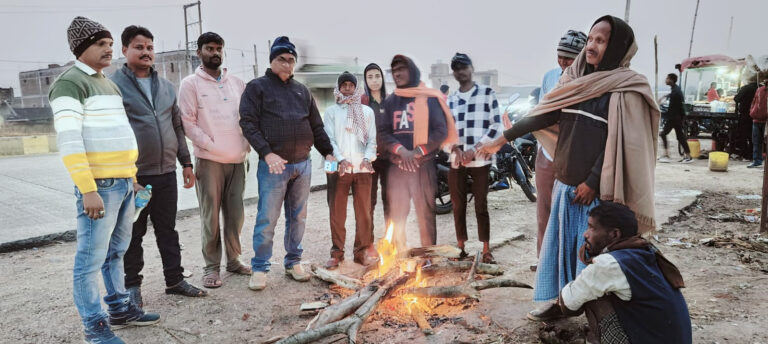 शीतलहर से बचाव के लिए सीओ ने किया अलाव की व्यवस्था