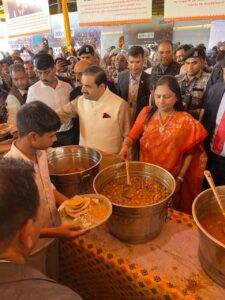 गौतम अदाणी सपरिवार पहुंचे महाकुंभ, बोले - अद्भुत, अद्वितीय, अलौकिक