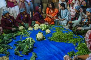 महाप्रसाद रसोई में अदाणी परिवार की सास-बहू का दिखा अद्भुत रूप