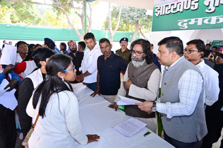 मुख्यमंत्री ने की आम जनता से मुलाकात, सुनीं समस्याएं