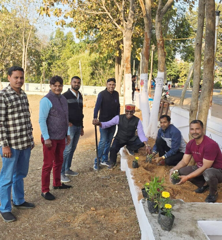 वर्षों बाद विनोबा भावे विश्वविद्यालय परिसर में फिर से खिले फूल