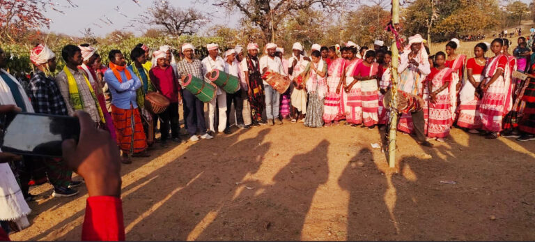 गोरहर के पाला में आदिवासियों का मुख्य त्योहार सरहुल धूमधाम से मनाया गया