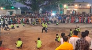 पिठोरिया में पारंपरिक अस्त्र-शस्त्र प्रतियोगिता का भव्य आयोजन, 26 अखाड़ों के युवाओं ने दिखाया युद्धकौशल