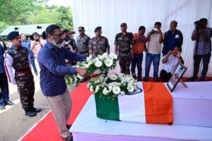 शहीद जवान सुनील धान को अश्रुपूरित श्रद्धांजलि, मुख्यमंत्री हेमंत सोरेन बोले : बलिदान व्यर्थ नहीं जाएगा