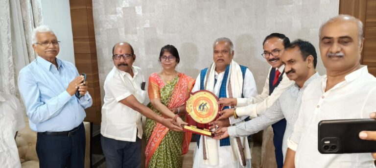 ट्रस्ट द्वारा बिहार के मंत्री को अंगवस्त्र व स्मृति चिन्ह भेंट कर किया गया सम्मानित
