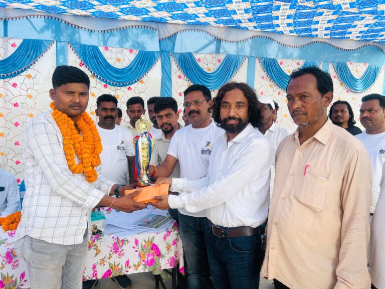 सोनहातू में दिवा-रात्रि फुटबॉल टूर्नामेंट का भव्य समापन, खिलाड़ियों को मिला सम्मान
