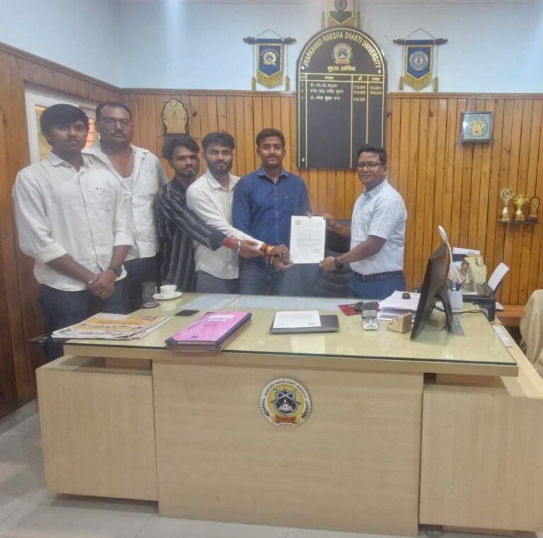 झारखंड रक्षा शक्ति विश्वविद्यालय में कर्मचारियों के शोषण का आरोप, अबुआ अधिकार मंच ने सौंपा मांग पत्र