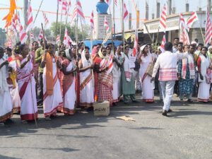 सरहुल जुलूस मारपीट मामले में गिरफ्तारी की मांग को लेकर लोगों ने रांची-पतरातू रोड किया जाम