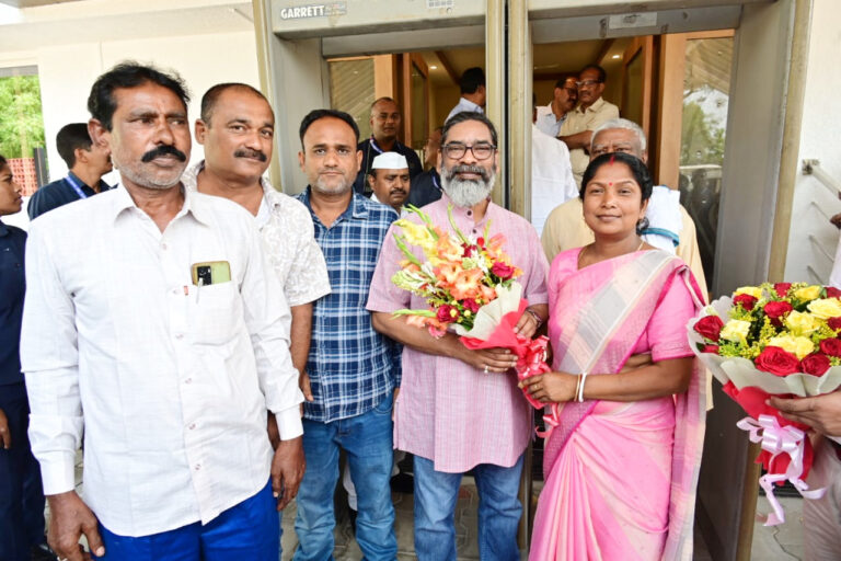 मुख्यमंत्री हेमन्त सोरेन से आम लोगों ने की मुलाकात