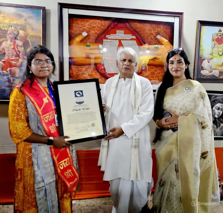 'चॉक पर सुई से नक्काशी’ कर लिखी "हनुमान चालीसा", छात्रा खुशी यादव का नाम ‘इंडियन बुक ऑफ रिकॉर्ड्स’ में दर्ज