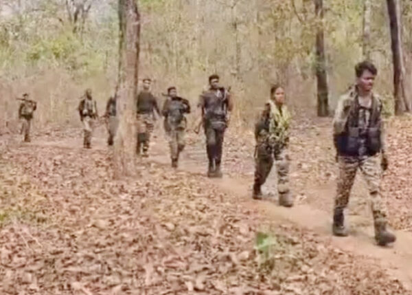 पुलिस मुठभेड़ में आठ नक्सली ढेर पुलिस मुठभेड़ में आठ नक्सली ढेर