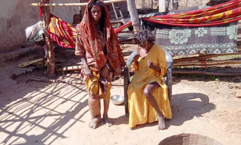 आधार कार्ड नहीं बनने के कारण दिव्यांग मां और बेटी सरकारी लाभ से वंचित