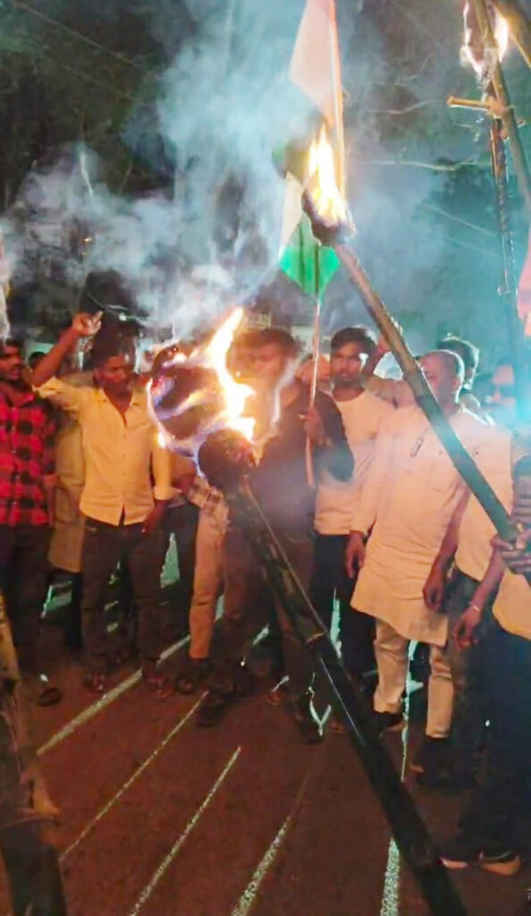 पहलगाम आतंकी हमले के विरोध में बुढ़मू के युवाओं का आक्रोश, निकाला गया मशाल जुलूस