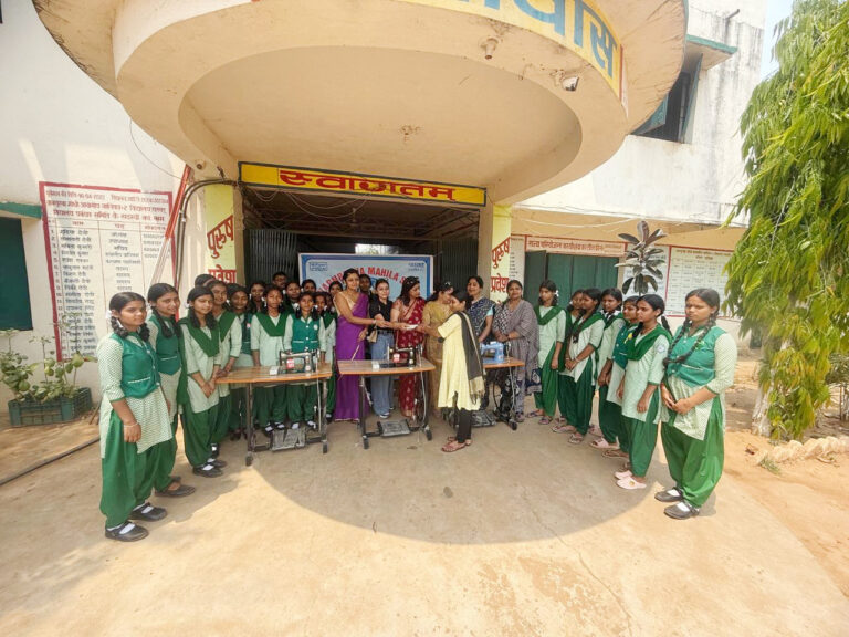 पीवीयूएन लिमिटेड ने कस्तूरबा गांधी आवासीय विद्यालय को सिलाई मशीनें की वितरित