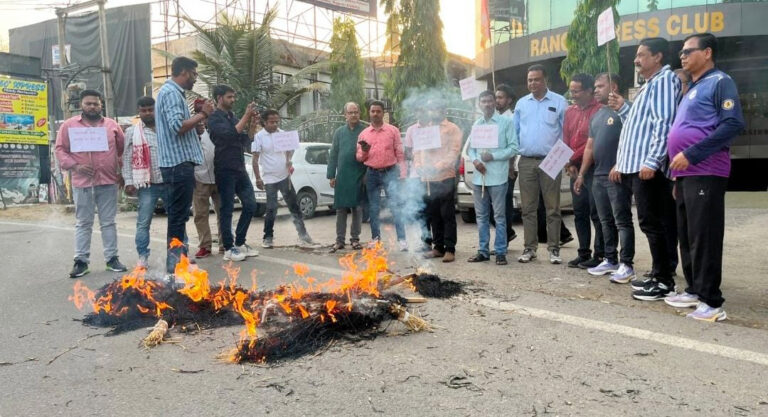 पहलगाम आतंकी हमले के विरोध में रांची प्रेस क्लब ने फूंका पाकिस्तान का पुतला