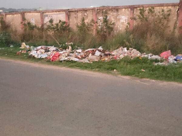 स्वच्छता निर्देशों के बावजूद घाट के पास फैला कूड़ा, जागरूकता और सख्ती दोनों की जरूरत