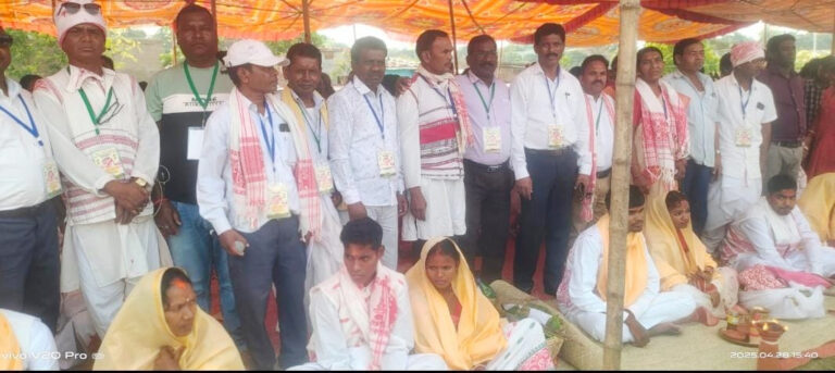 कांके के सरना मैदान में आदिवासी रीति-रिवाज से 15 जोड़ों का सामूहिक विवाह सम्पन्न कांके के सरना मैदान में आदिवासी रीति-रिवाज से 15 जोड़ों का सामूहिक विवाह सम्पन्न