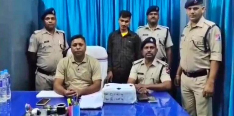 रेलवे पुलिस को बड़ी कामयाबी, अफीम तस्कर चतरा से गिरफ्तार रेलवे पुलिस को बड़ी कामयाबी, अफीम तस्कर चतरा से गिरफ्तार