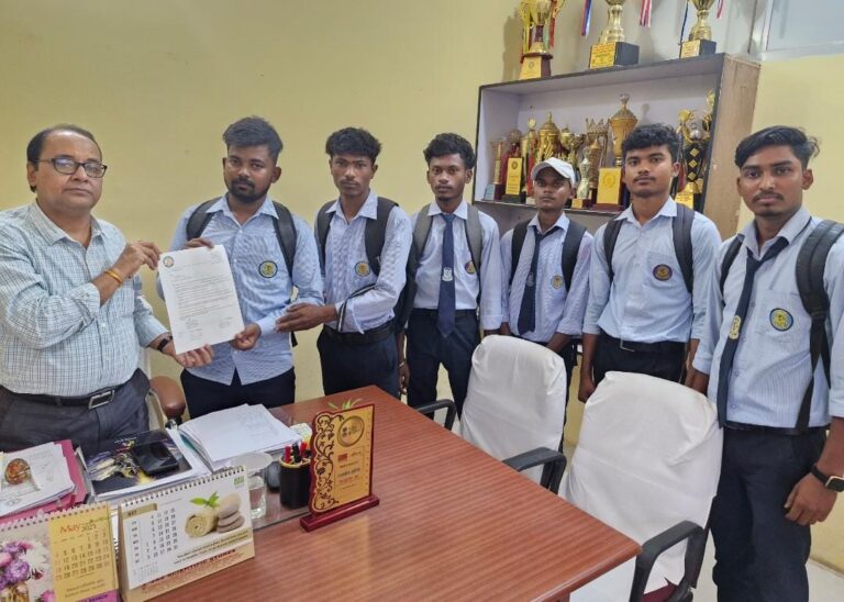 डोरंडा कॉलेज की बदहाली से छात्र परेशान, अबुआ अधिकार मंच ने प्राचार्य को सौंपा ज्ञापन