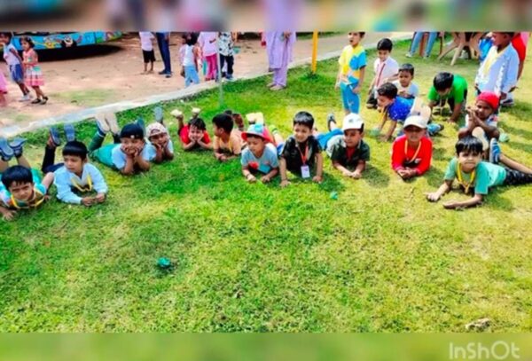 नन्हे कदमों से सपनों की उड़ान: चिरंजीवी स्कूल के बच्चों ने अक्वा वर्ल्ड में रची रंग-बिरंगी यादें