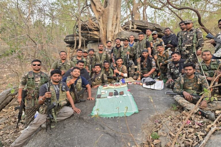 पलामू पुलिस को नक्सल मोर्चे पर बड़ी सफलता: ज़ोनल कमांडर सहित दस्ता हुआ फरार, हथियार व सामान बरामद