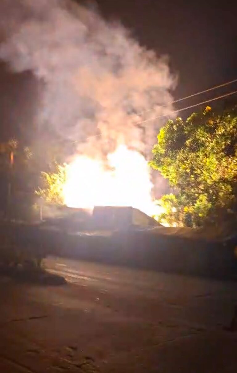 मांडर डाकघर पर गिरी 11 हजार वोल्ट की बिजली, लपटों में जल उठा पूरा कमरा