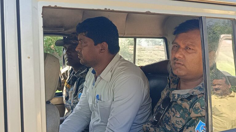 6,000 की घूस लेते पकड़े गए राजेश साहू, एंटी करप्शन की बड़ी कार्रवाई 6,000 की घूस लेते पकड़े गए राजेश साहू, एंटी करप्शन की बड़ी कार्रवाई