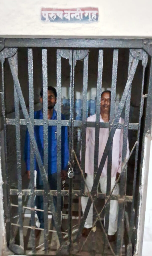 ईसाई मिशनरी का हुआ पर्दाफाश ,धर्मांतरण करने वाले दो पादरी गिरफ्तार ,बरामद हुई बाईबल की पुस्तकें