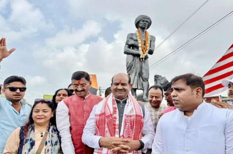 रांची पहुँचे लोकसभा अध्यक्ष ओम बिरला, बिरसा मुंडा को दी श्रद्धांजलि – बोले, “धरती आबा का बलिदान हमारी प्रेरणा है” रांची पहुँचे लोकसभा अध्यक्ष ओम बिरला, बिरसा मुंडा को दी श्रद्धांजलि – बोले, "धरती आबा का बलिदान हमारी प्रेरणा है"