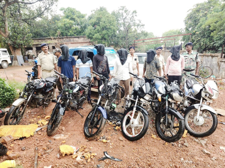 राजधानी में बाइक चोर गिरोह का भंडाफोड़: रातू पुलिस ने 6 अपराधियों को दबोचा, 8 चोरी की बाइक बरामद