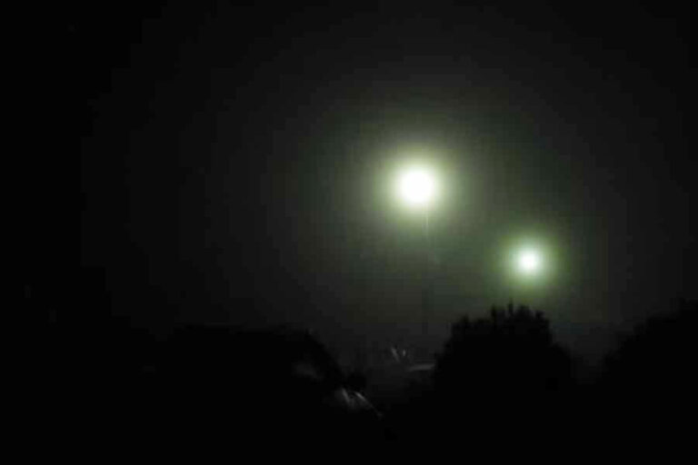 आसमान में दिखी रहस्यमयी रोशनी