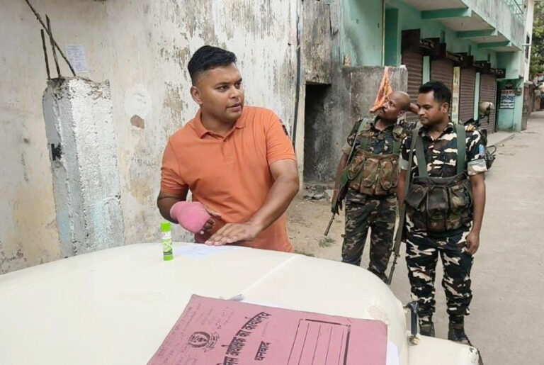ठगी के आरोपी रवि कुमार के खिलाफ कसा शिकंजा, राँची स्थित घर पर चिपका इश्तहार – एक माह में नहीं किया सरेंडर तो होगी कुर्की जब्ती