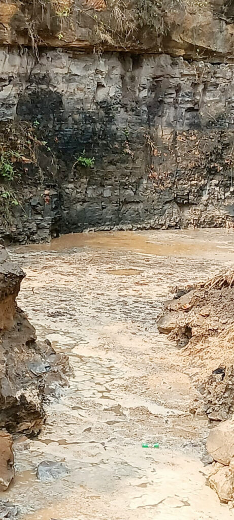 खावा जंगल के नदी तट पर अवैध संचालित खदान में तीन लोग लापता खोज बिन जारी