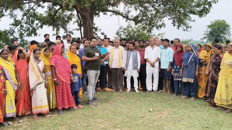 पत्थर खदान खुलने के विरोध में ग्रामीणों ने की बैठक, कहा — नहीं खोलने देंगे खदान पत्थर खदान खुलने के विरोध में ग्रामीणों ने की बैठक, कहा — नहीं खोलने देंगे खदान