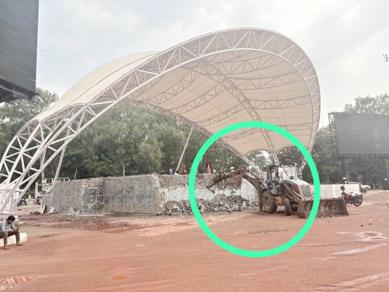 मोरहाबादी मैदान के इतिहास में दरार: ऐतिहासिक मंच का शुरू हुआ ध्वस्तीकरण, लोगों में भावनात्मक आक्रोश