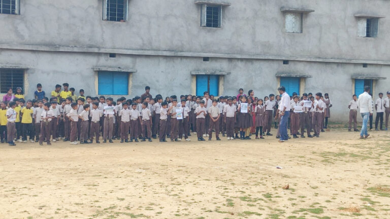 भारतीय सेना का मनोबल बढ़ाने के लिए एसपीए, गुरुकुल शिशु विद्या मंदिर के बच्चों ने बनाया मानव श्रृंखला