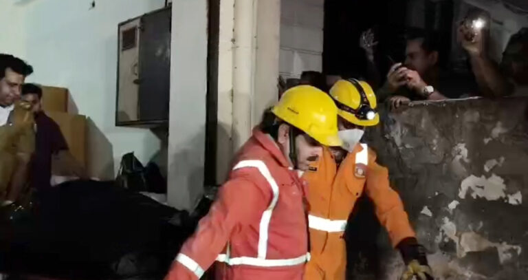 पांच मंजिला इमारत में लगी आग से पति-पत्नी जिंदा जले, तीन बच्चों की तलाश जारी