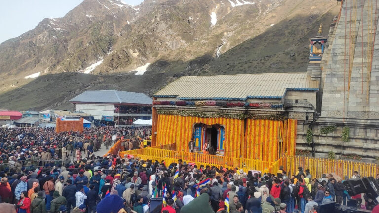 भगवान केदारनाथ के कपाट खुले, जयकारों की गूंजी केदारपुरी