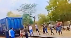 मालगाड़ी दो हिस्सों में बटी, रेलवे प्रशासन में मचा हड़कंप