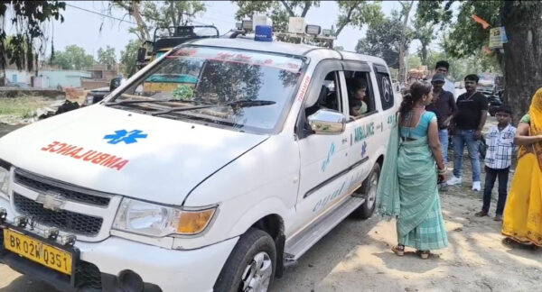 एम्बुलेंस बनी बारात की सवारी, लोगों के बीच बना चर्चा का विषय