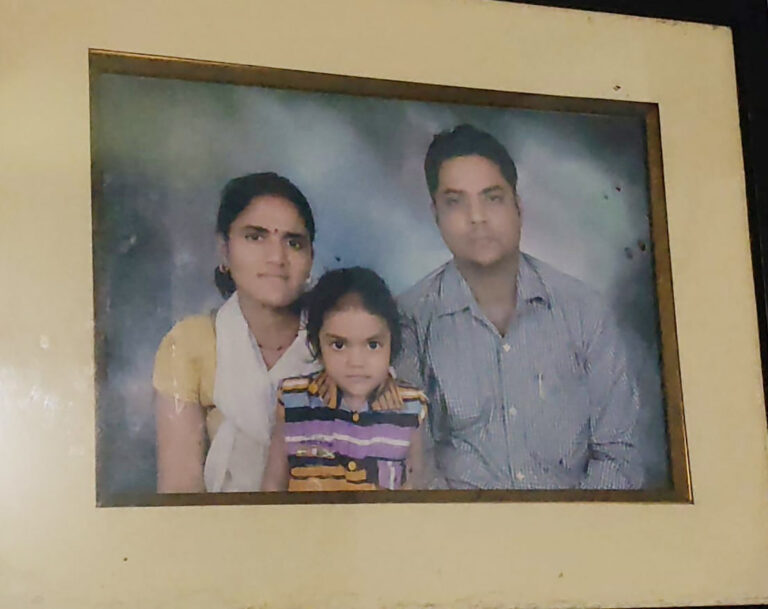 टाटा स्टील अधिकारी, पत्नी और दो बेटियों के फंदे से लटके मिले शव, जांच जारी