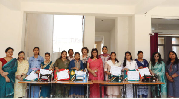 स्वर्णरेखा महिला समिति द्वारा टेलरिंग वर्कशॉप का समापन, प्रतिभागी महिलाओं को सिलाई मशीन एवं प्रमाण पत्र वितरित